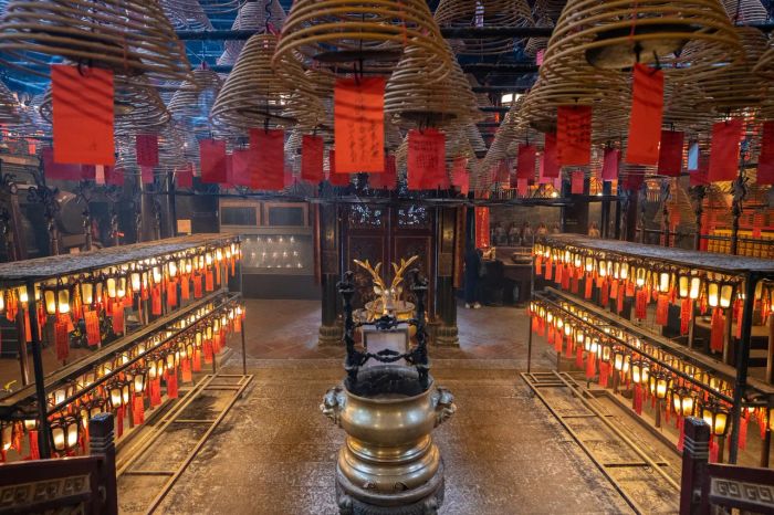 วัดหมั่นโหมว (Man Mo Temple) เป็นวัดที่มีความสำคัญในประวัติศาสตร์และวัฒนธรรมของฮ่องกง โดดเด่นด้วยการออกแบบสถาปัตยกรรมที่งดงามและบรรยากาศที่เต็มไปด้วยความสงบ