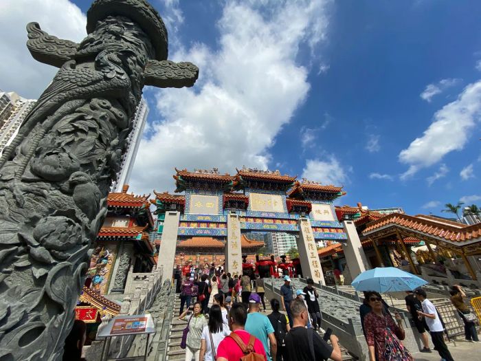 วัดหวังต้าเซียน (Wong Tai Sin Temple) เป็นสถานที่สำคัญที่ได้รับความนิยมทั้งในหมู่นักท่องเที่ยวและคนท้องถิ่น โดยตั้งอยู่ในทำเลที่สามารถเดินทางได้สะดวกใจกลางเมือง