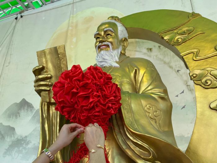 วัดหวังต้าเซียน (Wong Tai Sin Temple) เป็นวัดที่มีชื่อเสียงในด้านการขอพรและการเสริมโชค โดยเฉพาะในเรื่องสุขภาพและการงาน