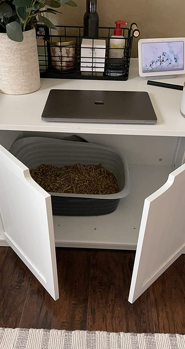 The same reviewer showcasing the inside of the litter box enclosure
