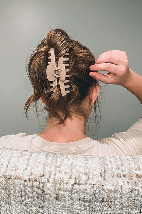 A reviewer wearing a tan-colored hair clip