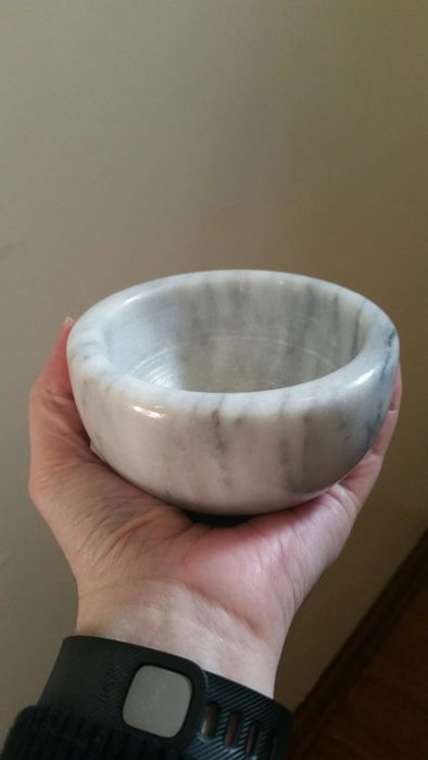 The same reviewer comfortably holding just the mortar in one hand