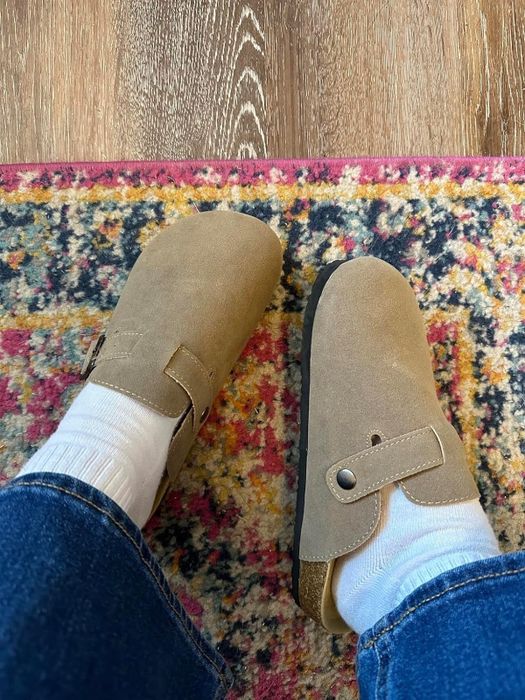 Reviewer wearing clogs