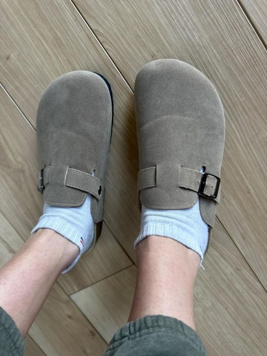 Reviewer sporting clogs