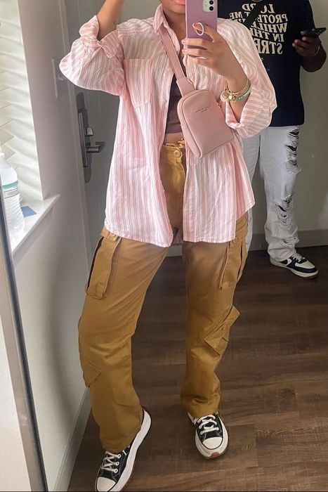 A reviewer sporting khaki attire.