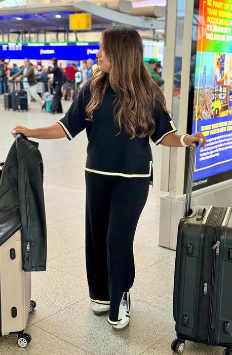 Another reviewer rocking the all-black look.