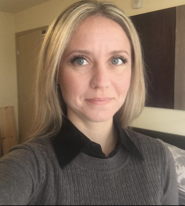 A reviewer is wearing the detachable collar in black.