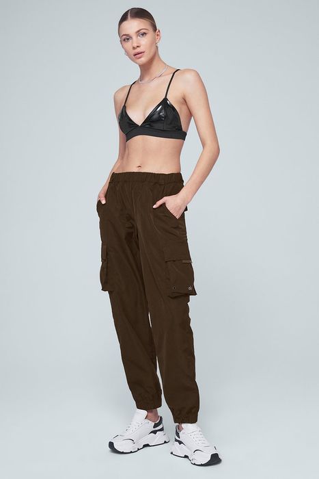 A model rocking brown cargo pants.