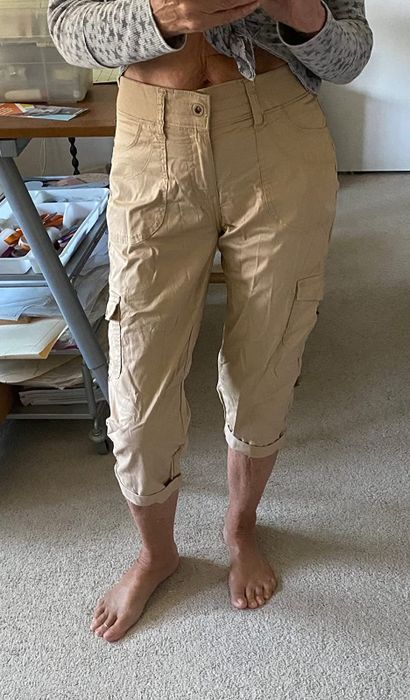 Reviewer’s bottom half mirror selfie featuring beige cargo capris.