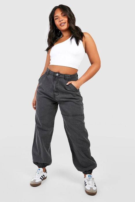 model styling the joggers