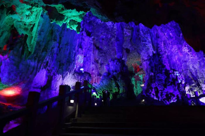 การไปเที่ยวถ้ำเงิน (Silver Cave) ในเมืองกุ้ยหลิน ประเทศจีน คือการสัมผัสสิ่งมหัศจรรย์จากธรรมชาติที่ต้องไปเห็นด้วยตาตนเอง