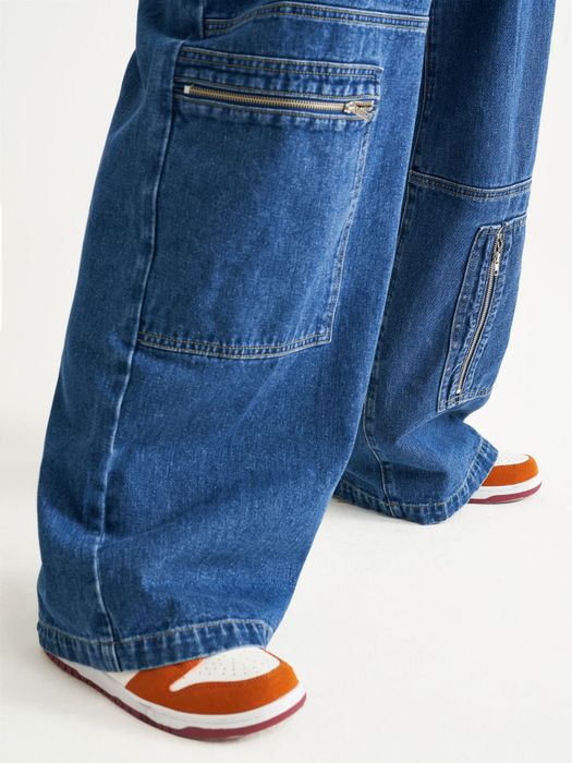 Close-up shot of cargo zipper pockets.