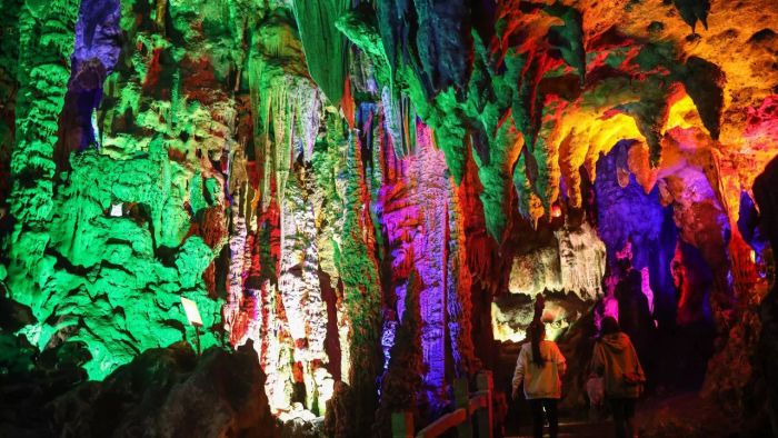 การเยี่ยมชมถ้ำเงิน (Silver Cave) ในเมืองกุ้ยหลิน ประเทศจีน เป็นหนึ่งในประสบการณ์ท่องเที่ยวที่ไม่ควรพลาด เพราะเต็มไปด้วยความมหัศจรรย์จากธรรมชาติที่สร้างขึ้น