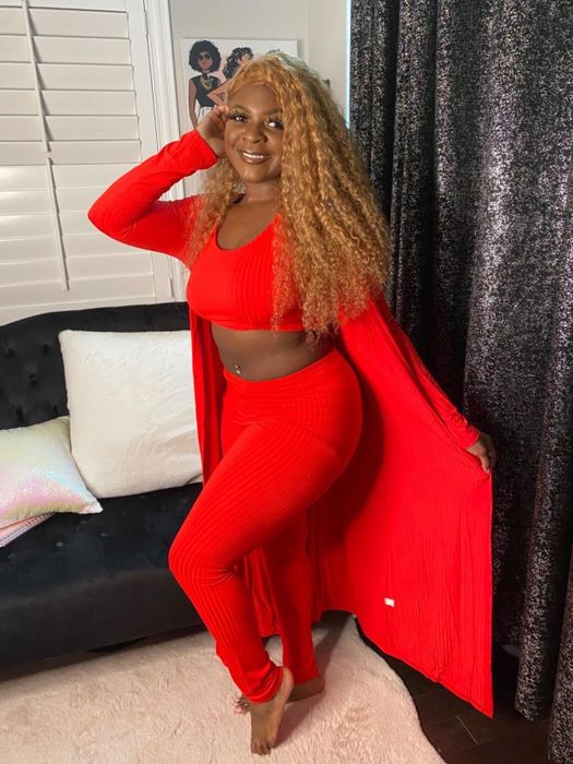 The reviewer is wearing the red set.