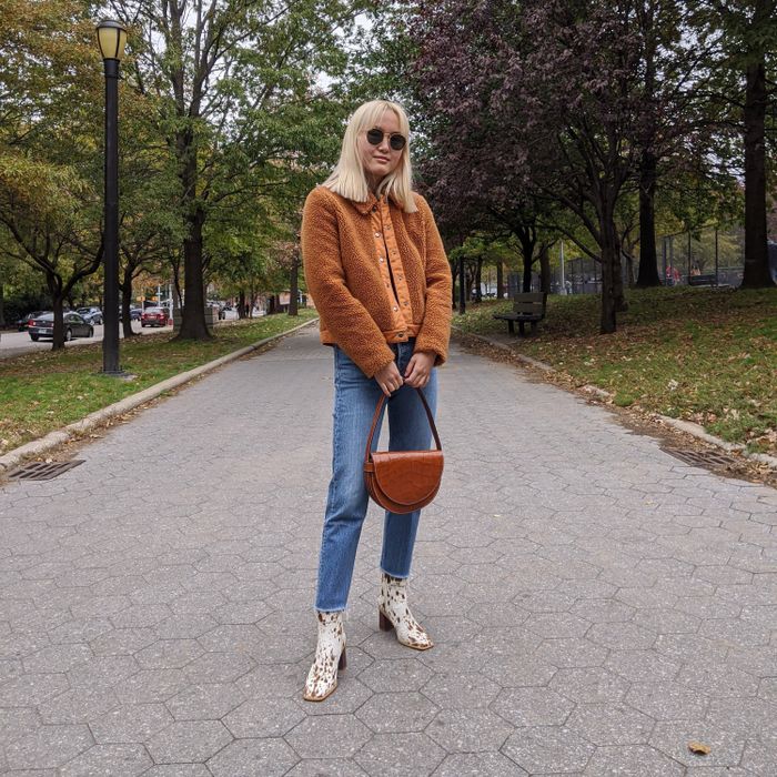 The Mytour editor rocks the medium-wash raw hem version for a chic, modern denim style.