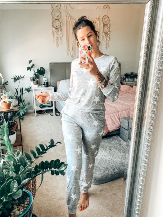 The reviewer is wearing the gray set with white stars scattered all over it.