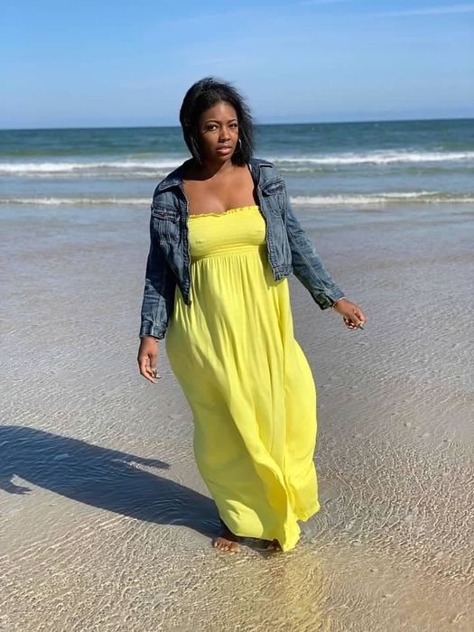 Reviewer wearing a yellow dress