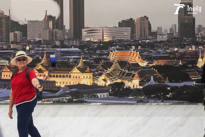 ภายในอุโมงค์หน้าพระลานตกแต่งด้วยภาพโบราณของกรุงเทพฯ ที่หาชมได้ยาก มีที่นั่งพักและสิ่งอำนวยความสะดวกให้ทุกเพศทุกวัยเพื่อให้การเดินทางสะดวกยิ่งขึ้น