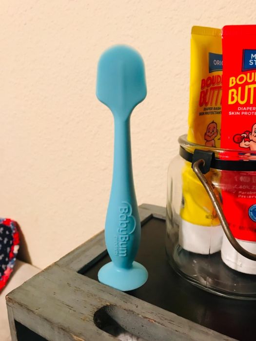 A reviewer's blue baby bum spatula