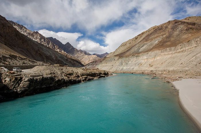 Zanskar River ในประเทศอินเดีย ในฤดูหนาว แม่น้ำจะกลายเป็นน้ำแข็ง เพื่อให้นักเดินทางได้มาสัมผัสประสบการณ์การเดินทางไกลที่น่าจดจำไม่แพ้เทือกเขาหิมาลัย