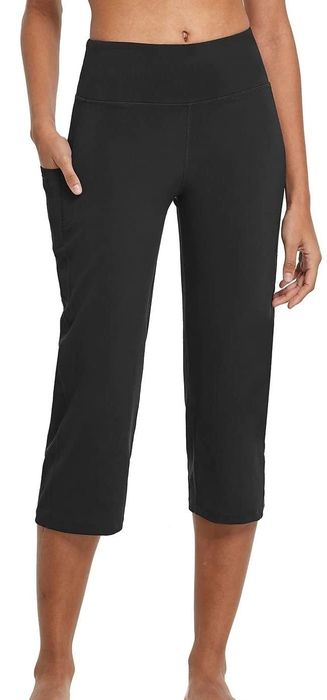 The model is dressed in black capri leggings.
