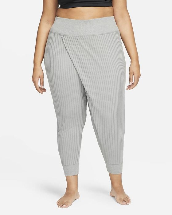 The model is seen wearing light grey ribbed leggings.