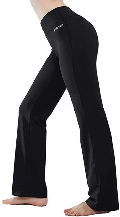 The model is wearing sleek black flare leggings, embracing the retro trend with style.
