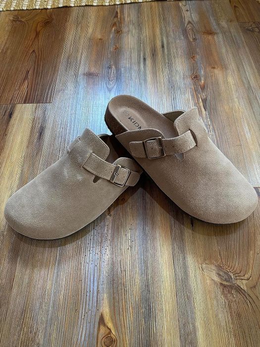 A reviewer photo of the shoes in light brown