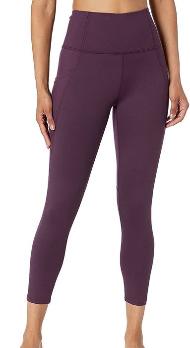 The model is showing off maroon 7/8 cropped leggings.