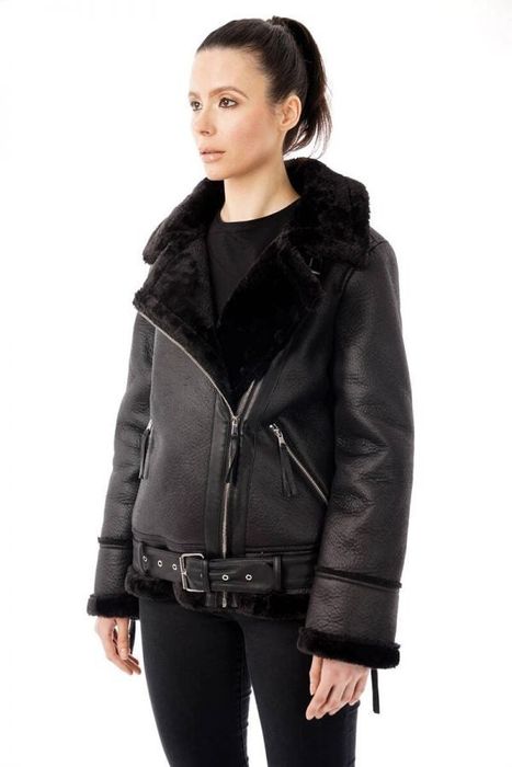 Another reviewer showcasing the jacket in black.