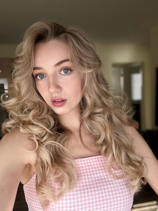 A reviewer’s hair, beautifully curled after using hot rollers.