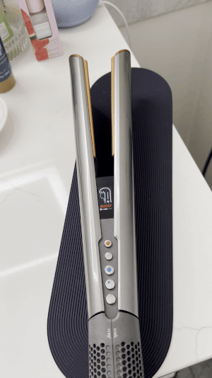 A gif showing the Dyson Airstrait pausing as it is being set down
