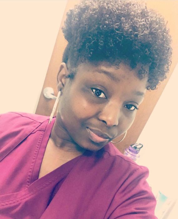 Another reviewer with short, natural, and curly hair that showcases its full texture.