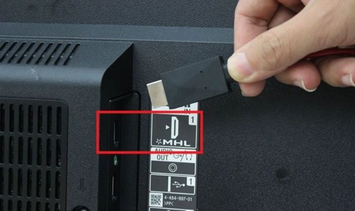 Hãy cắm đầu HDMI của sợi cáp vào cổng HDMI trên tivi.