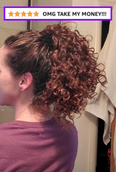 A reviewer with thick, curly hair secured with the expandable clip.