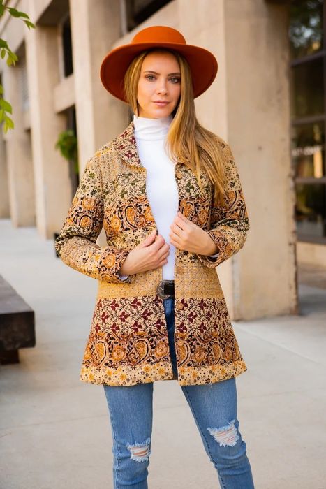 Model wearing the beige quilted jacket.