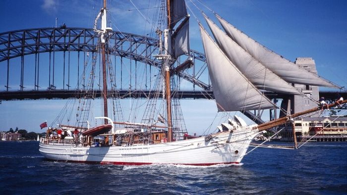 Experience a Sydney Harbour cruise that takes you to Australia's iconic tourist sites.