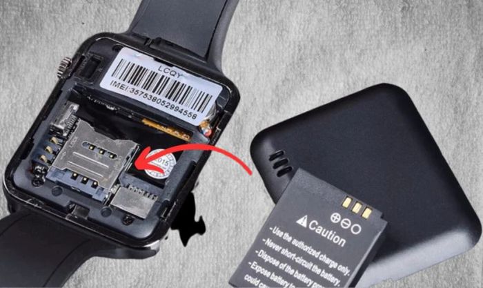 Đặt SIM và thẻ nhớ vào khe cắm theo hướng mũi tên chỉ dẫn.
