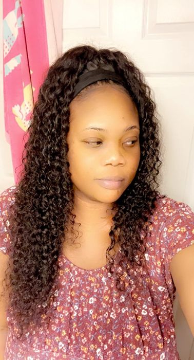 A reviewer showing off their perfectly laid edges.