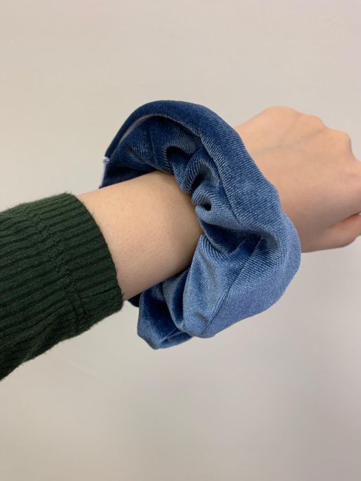 The scrunchie resting on the reviewer's wrist.