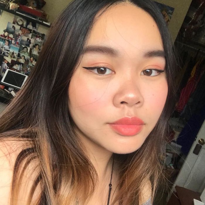 Reviewer wearing the powder, showing how it effectively reduces shine.