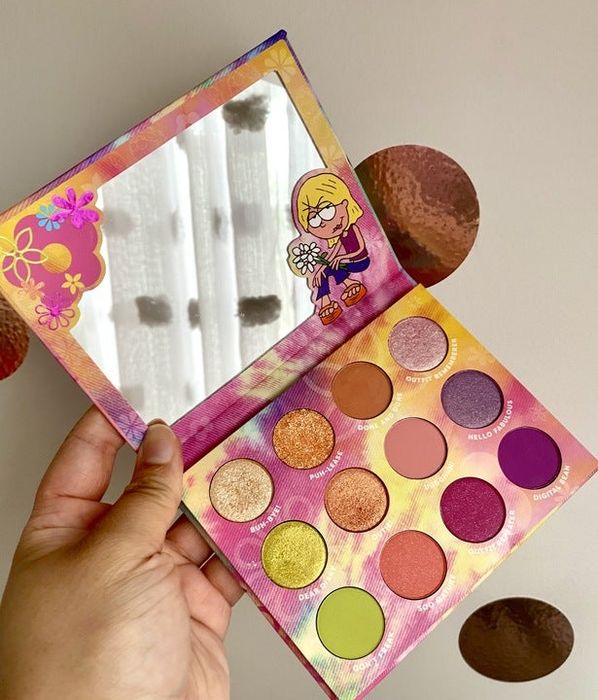 A Mytour editor holding the palette, which has a cartoon Lizzie beside the mirror.