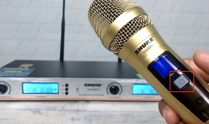 Ấn và giữ nút nguồn ở giữa micro