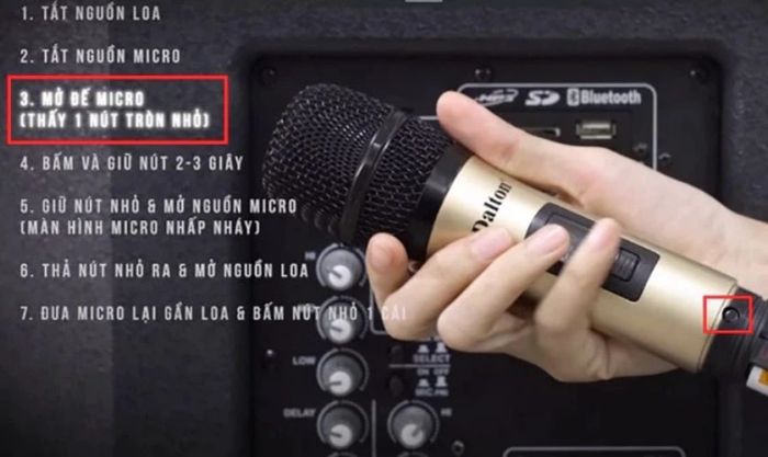Mở nắp đế micro và bạn sẽ thấy một nút nhỏ hình tròn