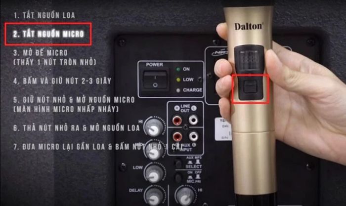 Kéo nút nguồn trên micro không dây về vị trí tắt để ngừng hoạt động của thiết bị