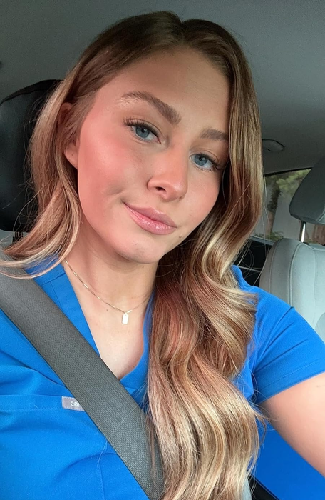 A reviewer showing off their mattified complexion after using the primer.