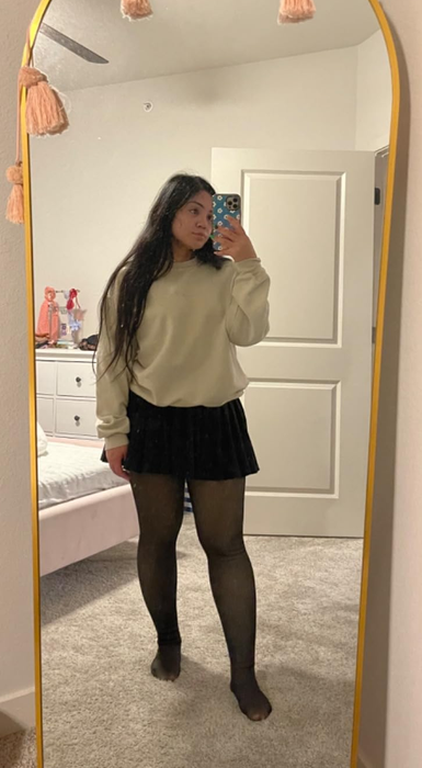 A reviewer rocking the tights in black
