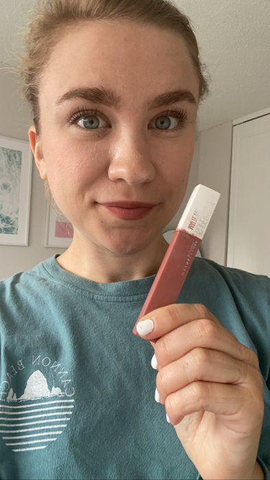 Mytour editor wearing pink matte lipstick