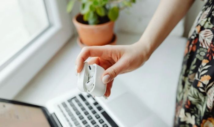 Mở nắp hộp sạc AirPod để bắt đầu kết nối