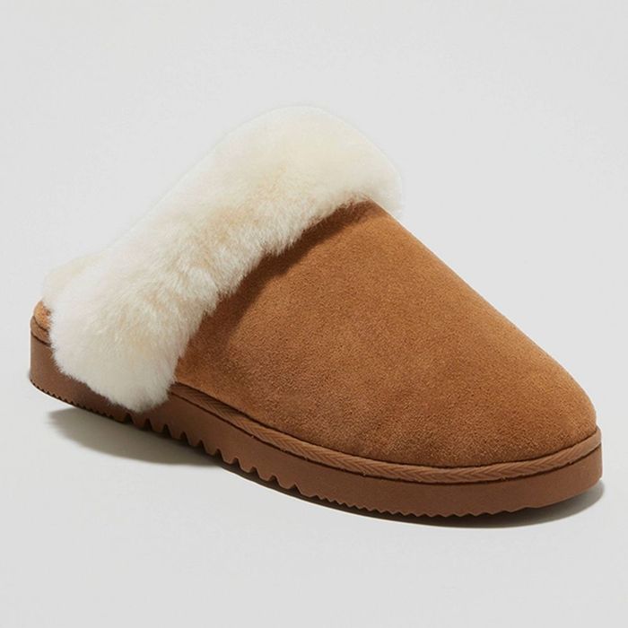 Brown backless suede slipper with white shearling lining